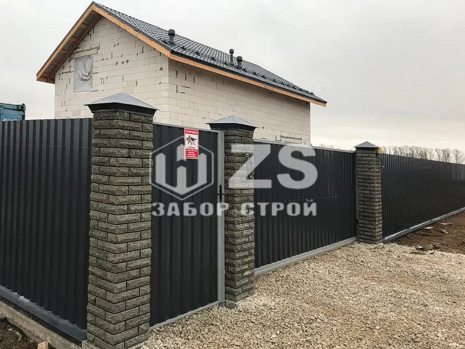 ЗАБОР ИЗ ПРОФНАСТИЛА С КИРПИЧНЫМИ СТОЛБАМИ 6 СОТОК